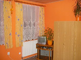 Televize se satelitem v oranžovém pokoji